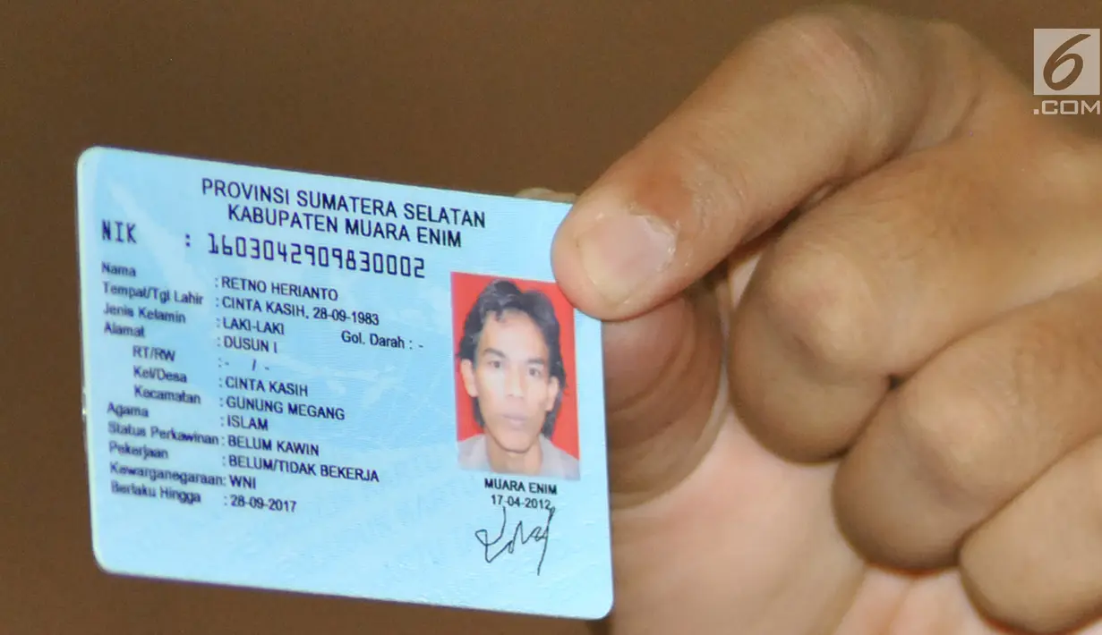Petugas menunjukkan salah satu E-KTP tercecer saat konferensi pers di Mapolres Bogor, Cibinong (28/4). Saat ini E-KTP yang tercecer sebanyak satu dus dan seperempat karung  dijadikan barang bukti kepolisian Resort Bogor. (Merdeka.com/Arie Basuki)