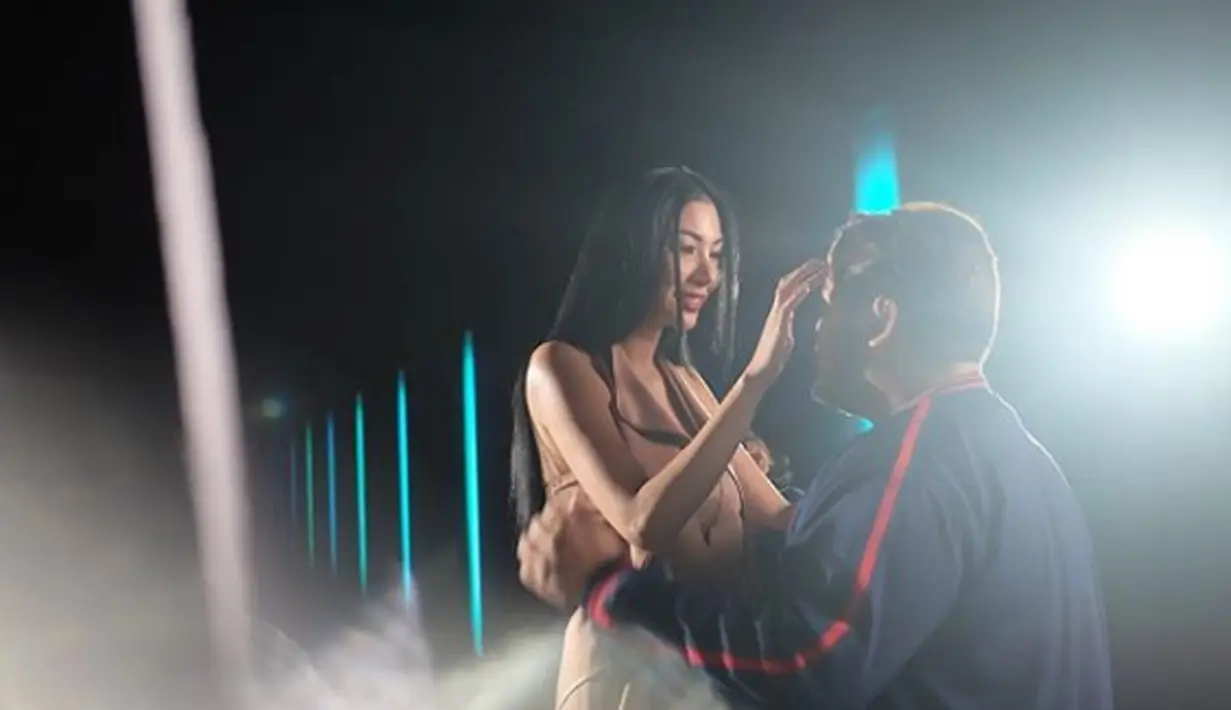 Perancang busana kondang, Ivan Gunawan pamer pose mesra dengan kekasih barunya bernama Faye Malisorn. Ivan berharap hubungannya dengan Malisorn bisa langgeng. (Instagram/@ivan_gunawan)