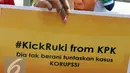 Komunitas Suporter Antikorupsi menunjukkan poster yang bertuliskan hashtag '#KickRuki from KPK' saat melakukan aksi di KPK, Jakarta, Jumat (19/6/2015). Dalam aksinya suporter meminta KPK agar membongkar kasus mafia PSSI. (Liputan6.com/Helmi Afandi)