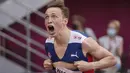 Ekspresi atlet Norwegia Karsten Warholm merayakan kemenangannya pada final lari gawang 400m putra Olimpiade Tokyo 2020 di Olympic Stadium, Selasa (3/8/2021). Warholm sukses memecahkan rekor dunia lari gawang 400 meter putra dengan catatan waktu 45,95 detik. (AP Photo/David J. Phillip)