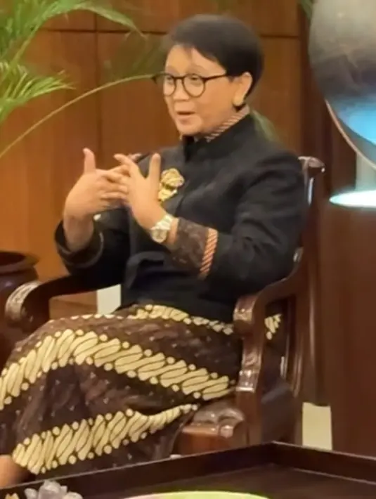 Tak berlebihan, Ibu Retno memang sering tampil dengan rambut pendek dan kacamata dengan frame hitamnya. Bukankah kali ini penampilan Ibu Retno mengenakan kebaya janggan tak kalah menawan dari para public figure lainnya, Sahabat FIMELA? [Foto: Instagram/retno_marsudi]