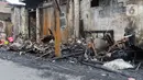 Suasana pemukiman warga hangus terbakar dampak kebakaran Depo Pertamina Plumpang di Jalan Koramil, Rawa Badak, Jakarta, Sabtu (4/3/2023). Adapun untuk suasana kondisi di lapangan memang masih terasa bau gas yang menyengat di beberapa titik. (Liputan6.com/Herman Zakharia)