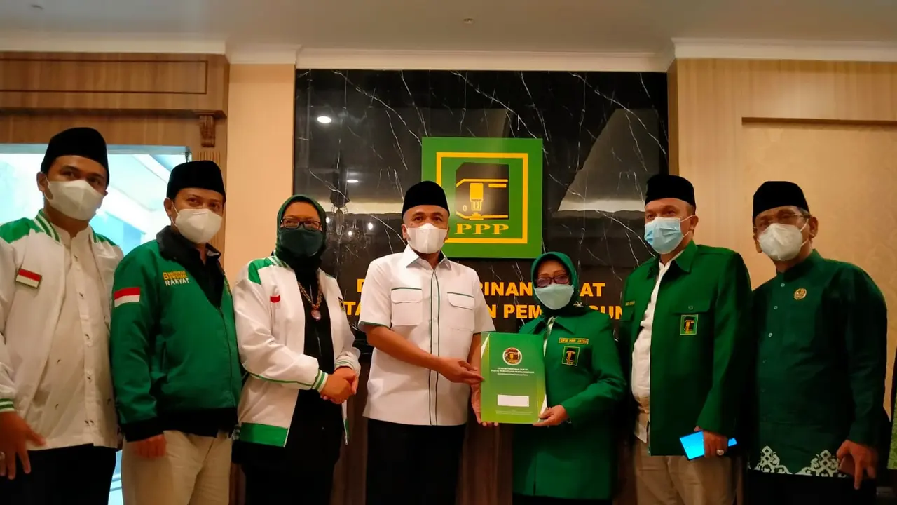Sekjen PPP, Arwani Thomafi menyerahkan SK kepengurusan DPW PPP Jatim periode 2021 - 2026 kepada Mundjidah Wahab. (Foto : istimewa).