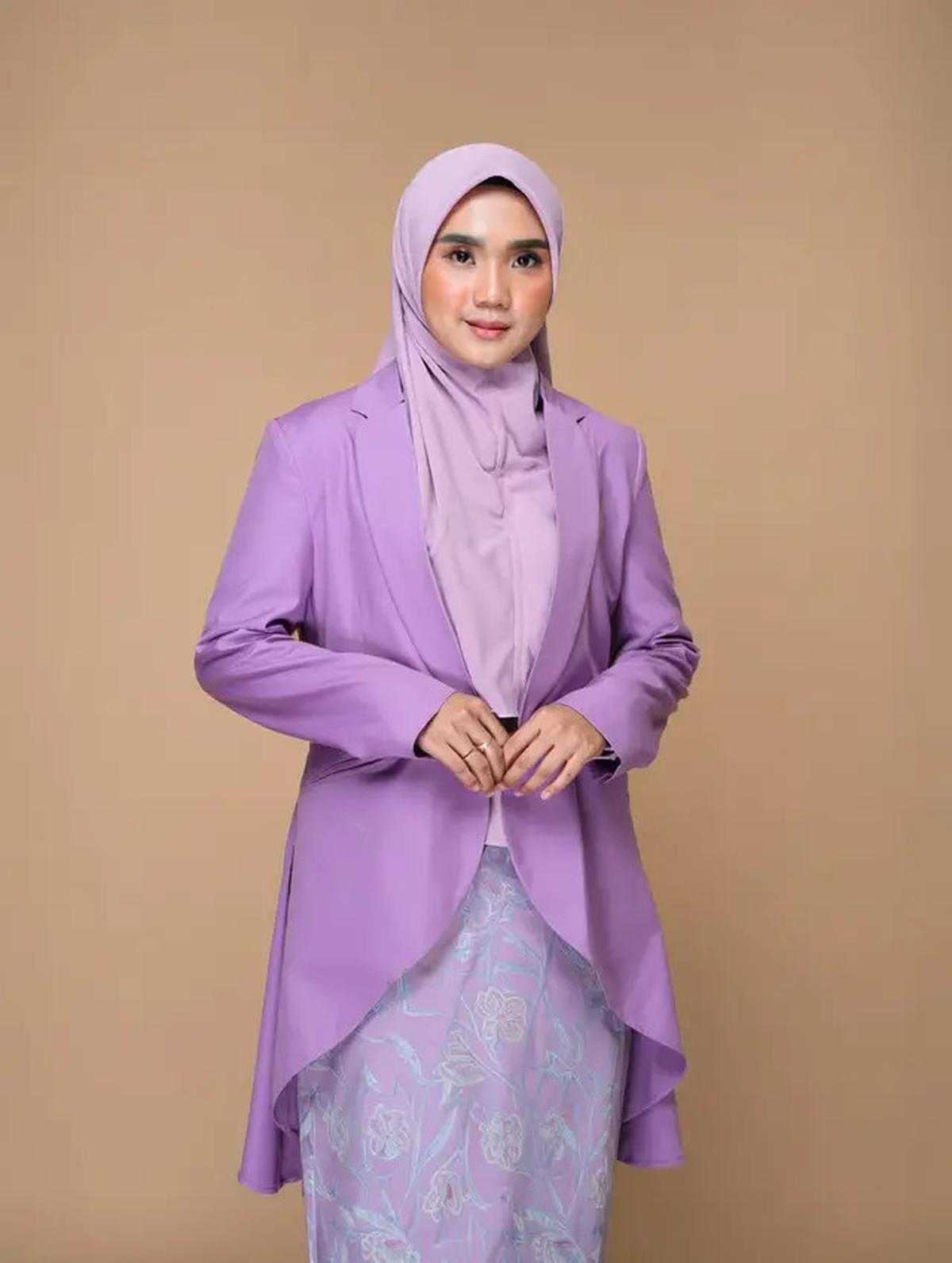 8 Tren Gamis Batik Modern dengan Detail Blazer Warna Lilac Soft, Sedang Digandrungi Muslimah Muda