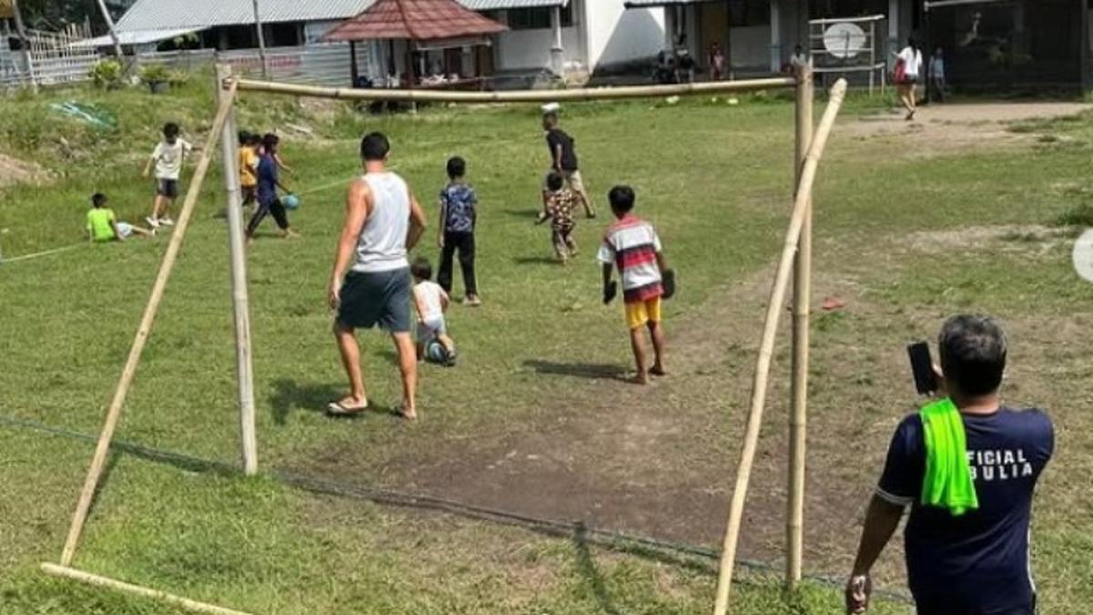 Betah Liburan di Lombok, Kiper Timnas Indonesia Emil Audero Main Bola Pakai Sandal Bareng Warga Lokal