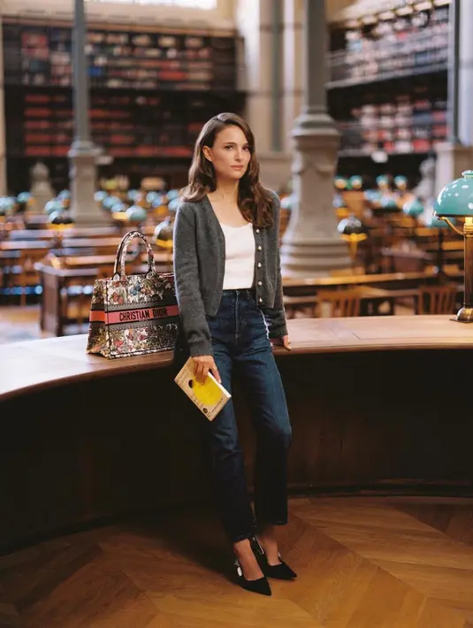 Di video ini, Dior Book Tote yang ditampilkan memiliki motif Mexico Millefiori yang memesona, sebuah lambang keanggunan abadi. [Foto: Instagram/dior]