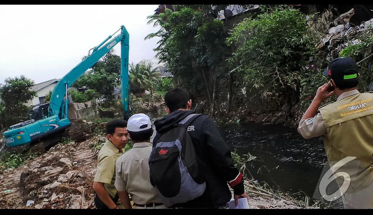 Untuk menanggulangi banjir yang kerap merendam kawasan Mampang dan sekitarnya pemprov DKI melakukan pelebaran Kali Mampang hingga 20 meter, Rabu (20/8/2014) (Liputan6.com/Faizal Fanani)