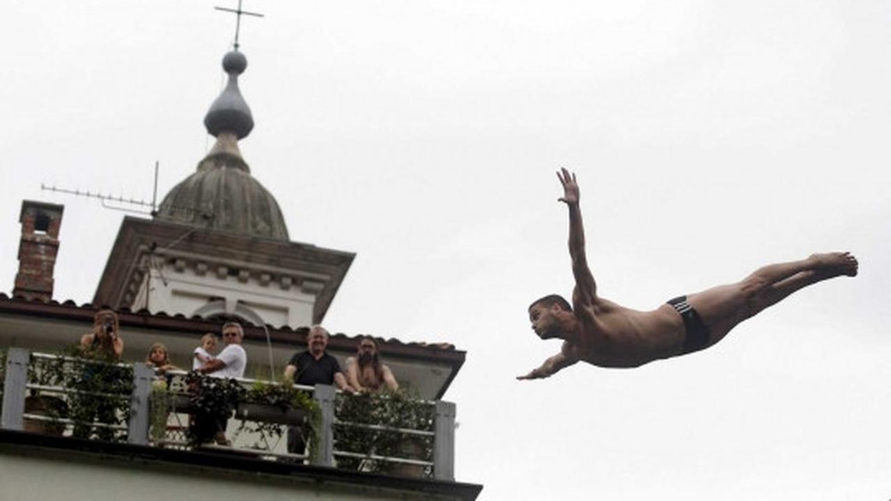Bergaya "Superman" terjun bebas di Kanal ob Soci