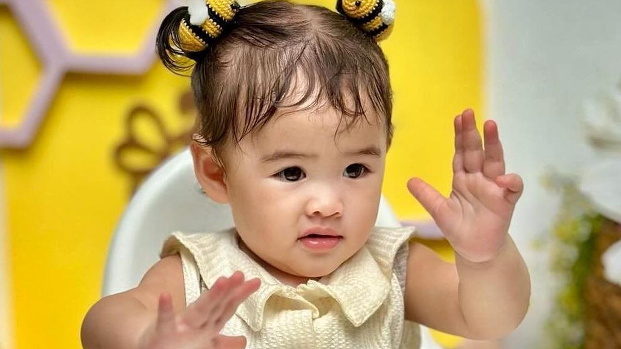 Cute! 10 Potret Ultah ke-1 Dunia Anak Penyanyi Ello, Gemesin Banget