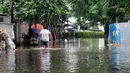 Hujan yang mengguyur Jakarta sejak Minggu (8/2/2015) mengakibatkan banjir di sejumlah wilayah. Tampak, kondisi genangan air di sekitar jalan Kemang Raya, Jakarta, Selasa (10/2/2015). (Liputan6.com/Helmi Fithriansyah)