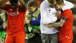 Pelatih Liverpool, Jurgen Klopp (tengah) terlihat memeluk bek Alberto Moreno usai pertandingan melawan Bordeaux di Stadion Anfield, Inggris (27/11). Liverpool menang atas Bordeaux dengan skor 2-1. (Reuters/Andrew Yates)