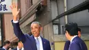 Presiden AS ke-44 Barack Obama menyapa awak media saat tiba di restoran sushi di kawasan Ginza, Tokyo, Jepang, (25/3). Obama akan menghadiri sebuah forum internasional yang diselenggarakan oleh organisasi swasta. (AP Photo / Shizuo Kambayashi, Pool)