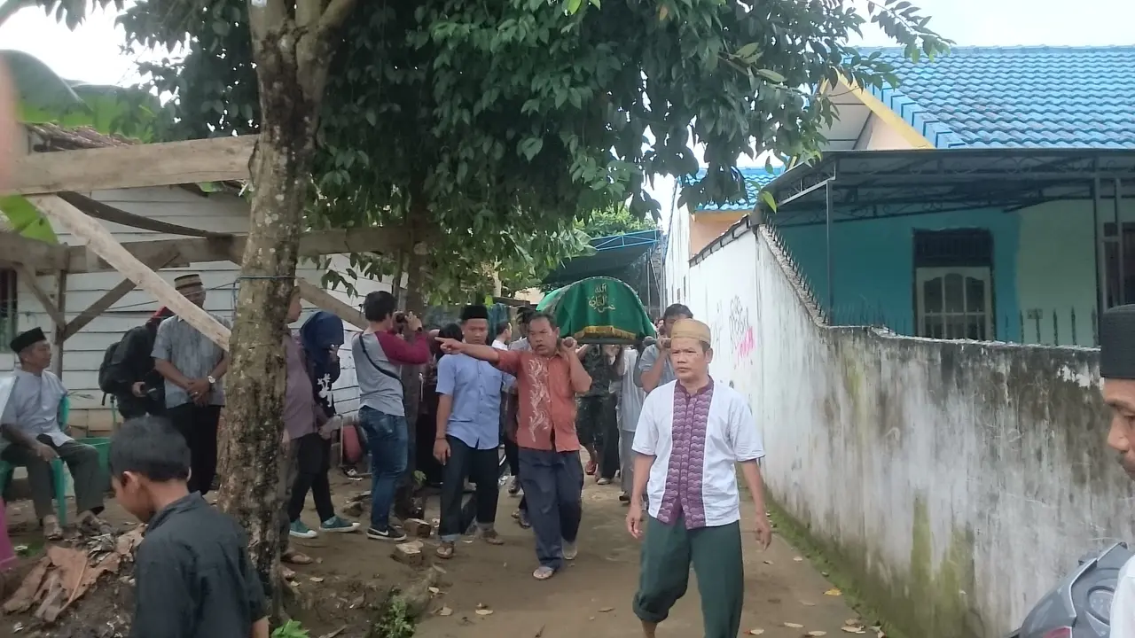 Jenazah korban mahasiswa Unsri dibawa ke pemakaman TPU Kebun Bunga Palembang (Liputan6.com/Nefri Inge)