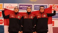 Eni Tri Susilowati (tengah) berniat membelikan rumah buat orang tuanya bisa terwujud setelah sukses meraih emas SEA Games 2023. (Bola.com/Gregah Nurikhsani)