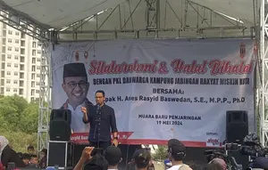 Anies Baswedan di Kampung Muara Baru Penjaringan di Jakarta Utara, Minggu (19/5/2024).