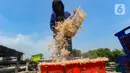 Warga mengolah rebon atau udang kecil untuk diproses menjadi rebon kering di kawasan Kamal, Jakarta Utara, Selasa (8/8/2023). (merdeka.com/Arie Basuki)