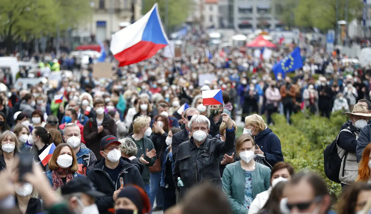 Warga berdemonstrasi di Praha, Republik Ceko, Kamis (29/4/2021). Ribuan warga berunjuk rasa menentang Presiden Milos Zeman dan menuduhnya melakukan pengkhianatan atas sikap pro Rusia pada dugaan partisipasi mata-mata Rusia dalam ledakan di Ceko. (AP Photo/Petr David Josek)