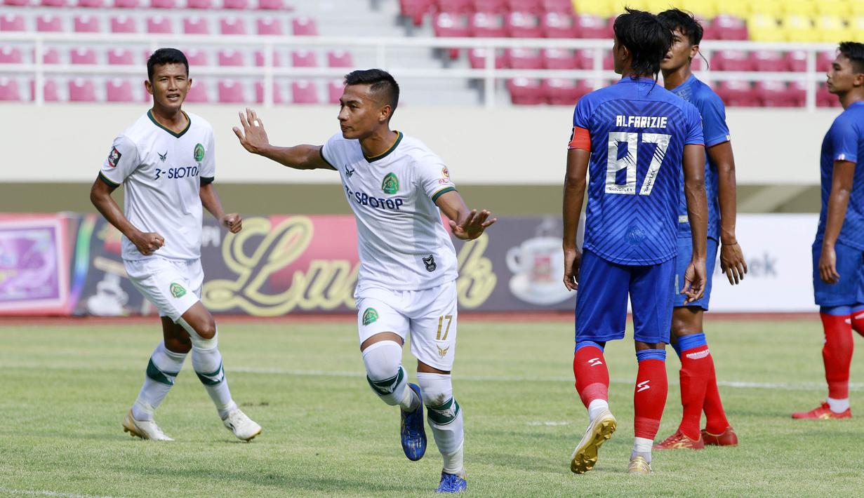 Gelandang Persikabo 1973, Ahmad Nufiandani melakukan selebrasi usai mencetak gol ke gawang Arema FC dalam laga pembuka Piala Menpora 2021 di Stadion Manahan, Solo, Minggu (21/3/2021). Persikabo 1973 sementara unggul 1-0 di babak pertama. (Bola.com/M Iqbal Ichsan)