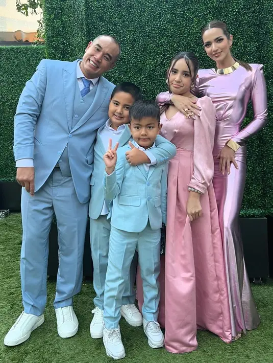 Berpose berlima bersama, keluarga Nia terlihat kompak. Mereka mengenakan busana pesta berwarna pastel. [@ramadhaniabakrie]