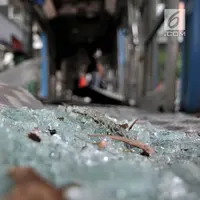 Serpihan kaca berserakan di sekitar Halte Transjakarta Simprug usai tertabrak truk kontainer, Jakarta, Kamis (19/4). (Merdeka.com/Iqbal Nugroho)