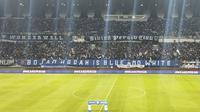 Dukungan bobotoh terhadap pelatih Persib Bandung, Bojan Hodak, dalam laga kontra PSM Makassar pada pekan ke 21 BRI Liga 1 2024/2025 di Stadion GBLA, Kota Bandung, Sabtu (1/2/2025). (Bola.com/Erwin Snaz)