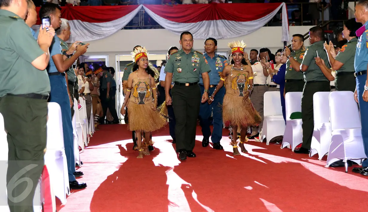 Panglima TNI, Jenderal Gatot Nurmantyo (tengah) saat menghadiri perayaan Natal Bersama TNI di GOR Ahmad Yani, Mabes TNI, Jakarta, Rabu (11/1). 3.000 prajurit dan PNS hadir dalam perayaan Natal Bersama TNI tahun 2016. (Liputan6.com/Helmi Fithriansyah)