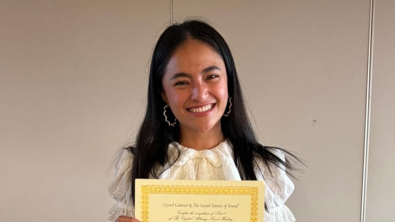 Potret Bahagia Marshanda Dapat Sertifikat Usai Lakukan Pelatihan Sound Healing di Los Angeles