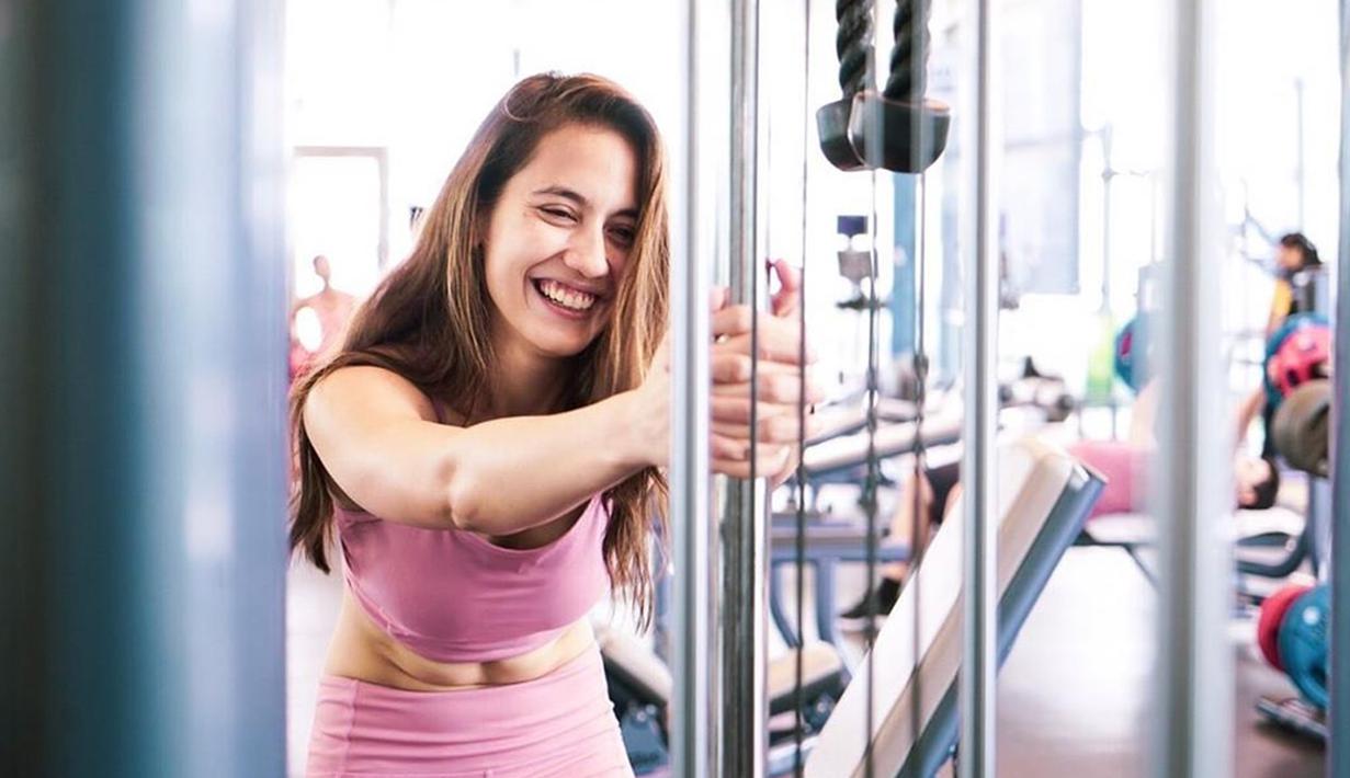 Foto Gaya Pevita Pearce Saat Fitnes Makin Cantik Dan