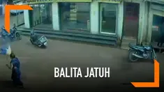 Seorang bocah laki-laki berusia dua tahun jatuh dari lantai tiga bangunan di India. Beruntung, nyawa bocah tersebut selamat.