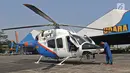 Polisi memeriksa helikopter Bell 429/P-3203 di Hanggar 3 Ditpoludara Korpolairud Polri, Pondok Cabe, Tangerang Selatan, Banten, Rabu (11/9/2019). Penambahan helikopter tersebut untuk mendukung tugas-tugas operasional Polri. (Liputan6.com/Herman Zakharia)