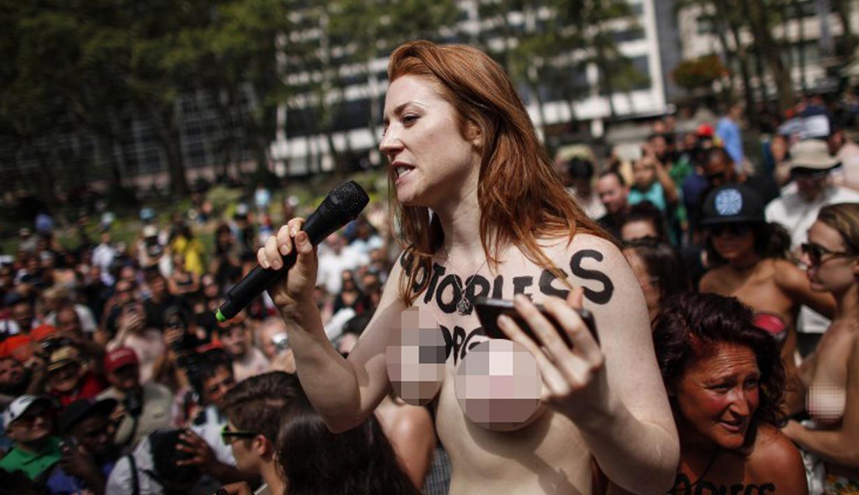 Rachel Jessee berorasi sambil bertelanjang dada dalam parade GoTopless di Manhattan, New York City, Minggu (23/8/2015). Aksi tersebut menuntut persamaan hak untuk bertelanjang dada seperti pria. (Kena Betancur/Getty Images/AFP)