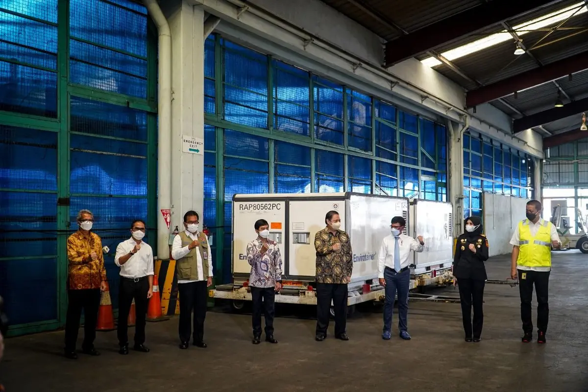 Menteri Koordinator Bidang Perekonomian Airlangga Hartarto dalam konferensi pers kedatangan vaksin tahap ke 13 sebanyak 8 juta dosis bulk vaksin Sinovac yang telah sampai pada Selasa (25/5/2021).