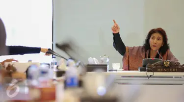 Menteri Kelautan dan Perikanan Susi Pudjiastuti menggelar konferensi pers di Jakarta, Selasa (6/10/2015). Susi mengabarkan pengadilan negeri Sabang menolak putusan praperadilan yang diajukan pemilik kapal MV SS2. (Liputan6.com/Faizal Fanani)