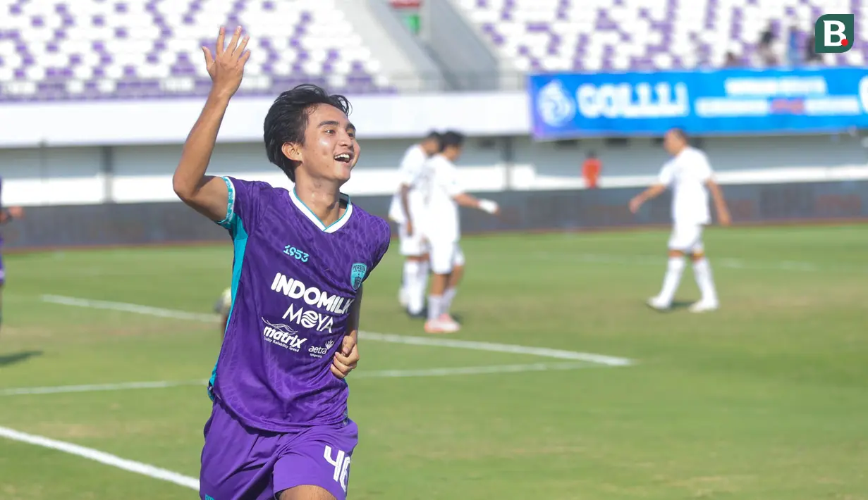 Pemain Persita Tangerang, Yardan Yafi melakukan selebrasi setelah mencetak gol pembuka ke gawang Arema FC dalam laga lanjutan BRI Liga 1 2024/2025 di Indomilk Arena, Tangerang, Minggu (20/04/2025) WIB. (Bola.com/M Iqbal Ichsan)