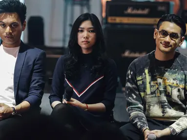 Penyanyi Afgan Syahreza (kanan), Isyana Sarasvati (tengah), dan Rendy Pandugo (kiri) saat rilis single kolaborasi ketiganya di Jakarta, Rabu (21/2). Afgan, Isyana, dan Rendy akan berkolaborasi di lagu berjudul 'Heaven'. (Liputan6.com/Faizal Fanani)