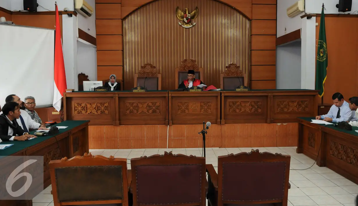 Suasana ruang sidang saat Buni Yani menjalani sidang praperadilan di Pengadilan Negeri Jakarta Selatan, Selasa (13/12). Buni menganggap penetapan tersangka terhadapnya tidak sesuai KUHAP. (Liputan6.com/Helmi Affandi)