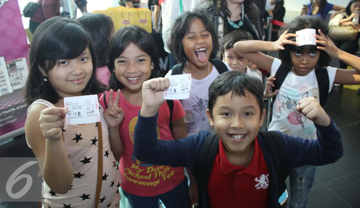 Sejumlah bocah memperlihatkan karcis yang telah mereka peroleh untuk nobar Inside Out bareng Cinemaholic bersama Liputan6.com , Jakarta, Sabtu (22/8/2015). (Liputan6.com/Gempur M Surya)
