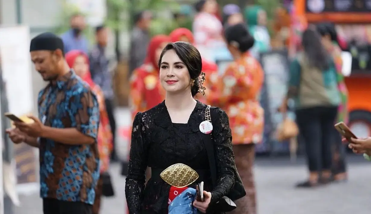 Ibu Wagub Jatim Arumi Bachsin, yang sekaligus dulunya merupakan model dan aktris tanah air memiliki gaya yang anggun seorang ibu pejabat. Arumi adalah pribadi yang senang belajar dari setiap pengalaman, ia memiliki empati yang besar dan penyayang. [Foto: Instagram/arumibachsin_94]