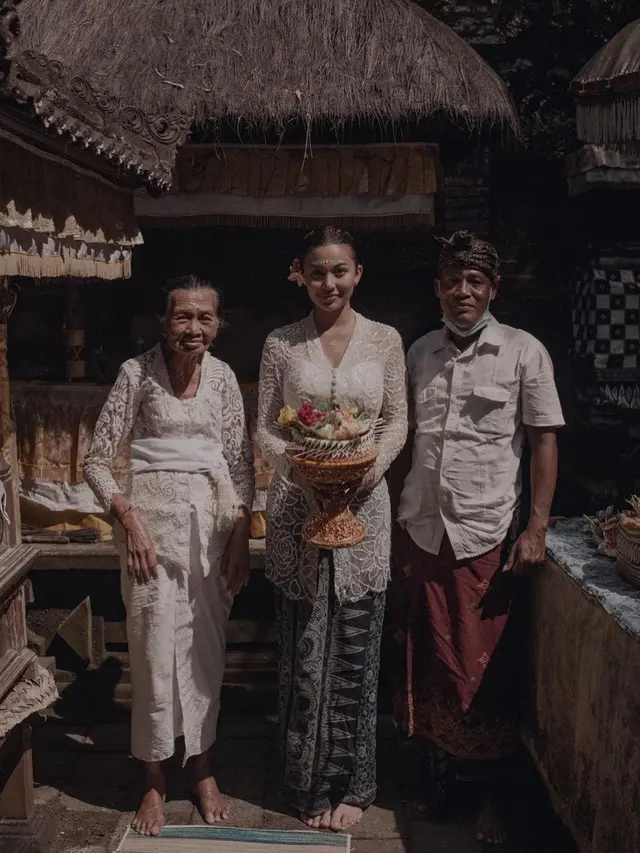 Tampil Berkebaya, Ini 7 Potret Ariel Tatum Saat Jalani Ritual di Bali