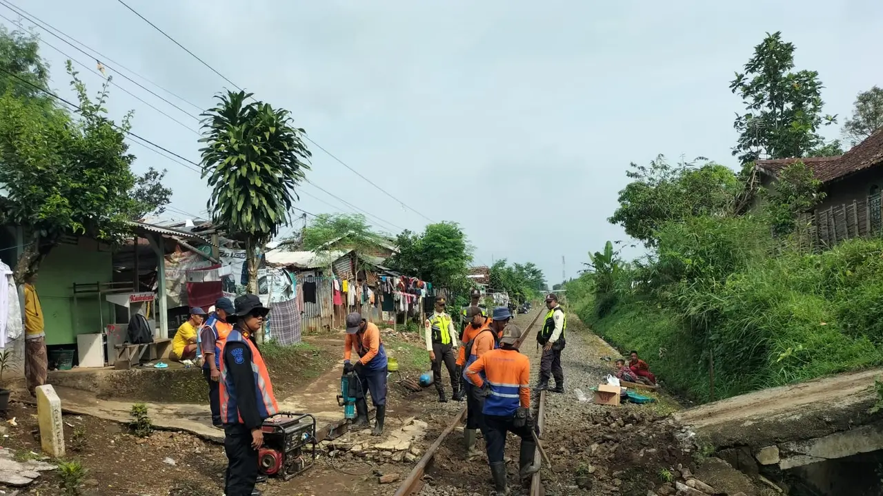 KAI Daop 1 Jakarta menutup perlintasan sebidang liar di KM 54+305, petak jalan antara Stasiun Cisaat - Stasiun Sukabumi, tepatnya di Kampung Babakan Cemerlang, Kecamatan Warudoyong, Kota Sukabumi, Jumat (9/5/2025).
