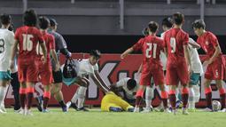 Kiper Timnas Indonesia U-20, Cahya Supriadi mengalami cedera dalam pertandingan matchday kedua Kualifikasi Grup F Piala Asia U-20 2023 di Stadion Gelora Bung Tomo, Surabaya, Jumat (16/9/2022). (Bola.com/Ikhwan Yanuar)
