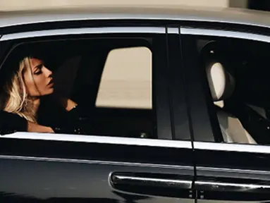 Victoria Bonya berada di dalam mobil saat sesi pemotretan. Mantan Model Playboy Rusia ini ditahan di bandara Amerika karena dicurigai menjadi mata-mata. (Instagram/ victoriabonya)