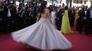 <p>Model kelas dunia Winnie Harlow berpose untuk fotografer setibanya pada pemutaran perdana film 'Elvis' di festival film internasional ke-75, Cannes, Prancis selatan, Rabu (25/5/2022). Rambutnya ditata bergelombang dengan dibelah ke satu sisi wajahnya. (AP Photo/Petros Giannakouris)</p>
