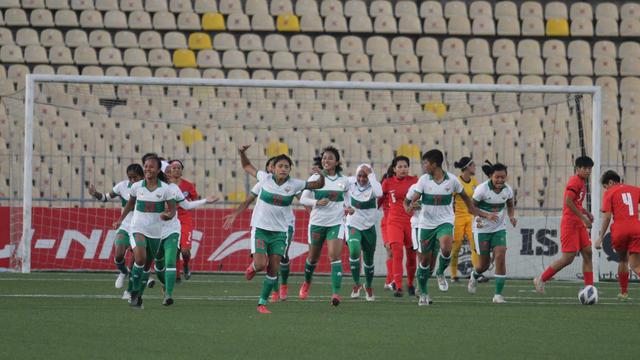 Timnas Indonesia Putri ketika melawan Singapura pada leg pertama Kualifikasi Piala Asia Putri 2022 Grup C.