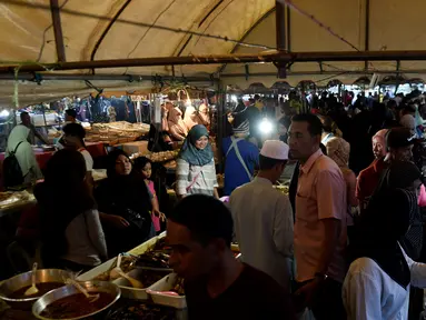 Warga muslim Thailand membeli makanan di pasar sebelum berbuka puasa selama bulan suci Ramadan di Narathiwat (7/5/2019). Umat muslim di seluruh dunia tengah menjalani puasa pada bulan ramadan. (AFP Photo/Madaree Tohlala)