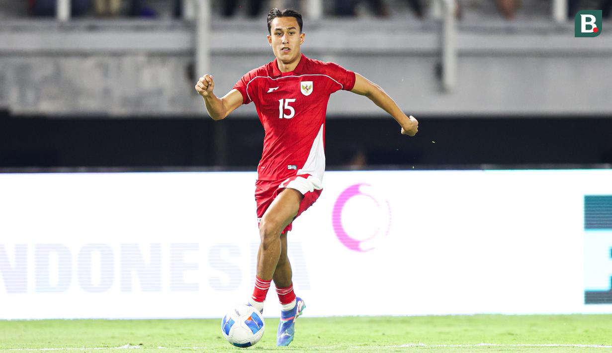 <p>Pemain Timnas Indonesia, Miliano Jonathans menggiring bola dalam laga FIFA Matchday melawan Chinese Taipei di Stadion Gelora Bung Tomo (GBT), Surabaya, Jumat (05/09/2025). (Bola.com/Abdul Aziz)</p>