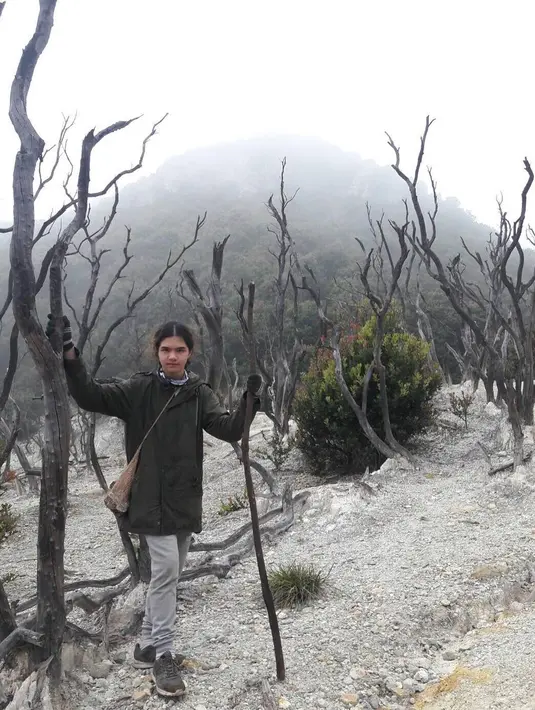 Hingga kini, Dul mengaku merasa nyaman ngobrol dengan ibu kandungnya dibandingkan dengan ibu sambungnya. (instagram/duljaelani)