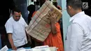 Tersangka mengangkut karung berisi paket narkoba sebelum dimusnahkan di Kantor BNN, Jakarta, Senin (10/12). Narkoba tersebut merupakan hasil penangkapan dari enam kasus selama November 2018. (Merdeka.com/Iqbal Nugroho)