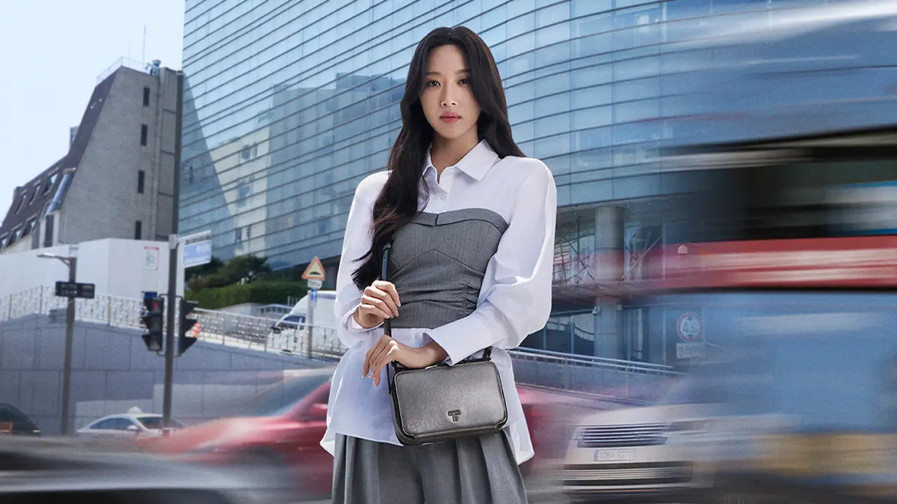 5 Inspirasi Street Style Mun Ka Young saat Bintangi Kampanye Terbaru TUMI Fall 24