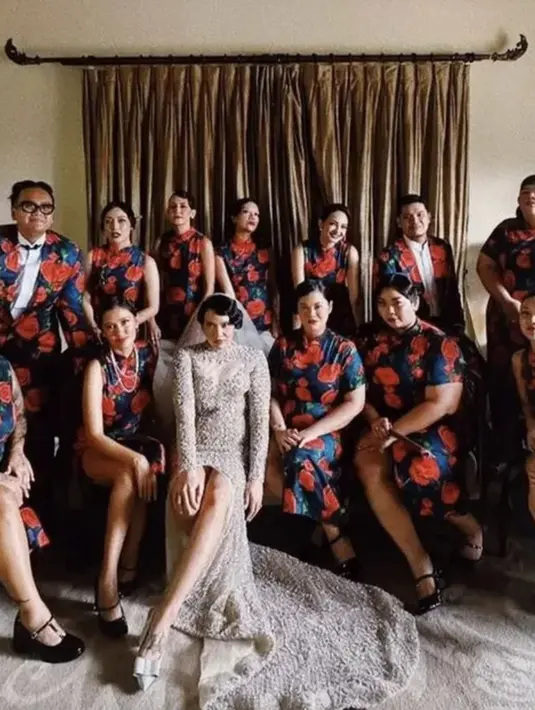 Rupanya, penampilan Ezy bergaya oriental serupa dengan deretan sahabat lainnya yang menjadi bridesmaid.  [Foto: Instagram/ Enzy Storia]
